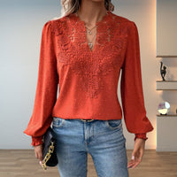 Clara | Damen Elegante Spitzenbesatz Langarm Bluse V-Ausschnitt in Terrakotta