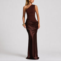 Hannah | Damen Elegantes One-Shoulder Satin-Maxikleid für Hochzeitsgäste im Herbst in Braun