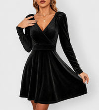 Mia | Damen Elegantes Samtkleid mit V-Ausschnitt Festliches Skater-Abendkleid in Schwarz