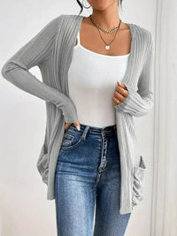 Damen Gerippte Langarm Strickjacke mit offener Front und gerafften Fronttaschen in Hellgrau