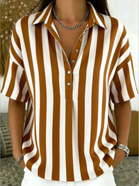 Emilia | Damen Gestreifte Relaxed-Fit Kurzarm-Bluse mit Polokragen in Braun