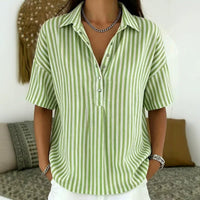 Emilia | Damen Gestreifte Relaxed-Fit Kurzarm-Bluse mit Polokragen in Dunkelgrün