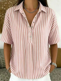 Emilia | Damen Gestreifte Relaxed-Fit Kurzarm-Bluse mit Polokragen in Rosa