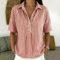 Emilia | Damen Gestreifte Relaxed-Fit Kurzarm-Bluse mit Polokragen in Rot