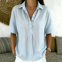 Emilia | Damen Gestreifte Relaxed-Fit Kurzarm-Bluse mit Polokragen in Blau