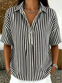 Emilia | Damen Gestreifte Relaxed-Fit Kurzarm-Bluse mit Polokragen in Schwarz