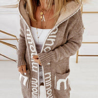 Marlene | Damen Gestrickte Kapuzenjacke mit Schriftzug Muster Offene Strickjacke in Braun