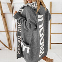 Marlene | Damen Gestrickte Kapuzenjacke mit Schriftzug Muster Offene Strickjacke in Grau