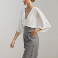 Damen-Jumpsuit mit weitem Bein und V-Ausschnitt in Weiß / Grau