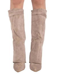 Damen Kniehohe Stiefel mit Spitz zulaufender Form und Blockabsatz in Beige