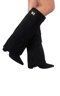 Damen Kniehohe Stiefel mit Spitz zulaufender Form und Blockabsatz in Schwarz Suede