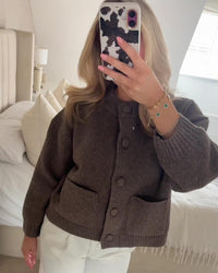 Damen Kurze Strickjacke mit Rundhalsausschnitt Knopfverschluss Zwei Taschen und Gerippten Bündchen in Braun