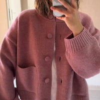 Damen Kurze Strickjacke mit Rundhalsausschnitt Knopfverschluss Zwei Taschen und Gerippten Bündchen in Rosa