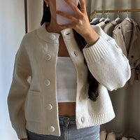 Damen Kurze Strickjacke mit Rundhalsausschnitt Knopfverschluss Zwei Taschen und Gerippten Bündchen in Weiß