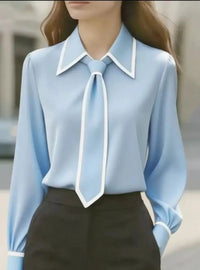 Frieda | Damen Langarm-Bluse mit Krawatten-Detail Kontrastkragen Knopfleiste in Himmelblau