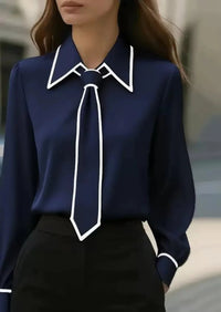 Frieda | Damen Langarm-Bluse mit Krawatten-Detail Kontrastkragen Knopfleiste in Marineblau