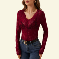 Damen Langarm Spitzenbluse mit V-Ausschnitt und gewellter Kante in Dunkelrot