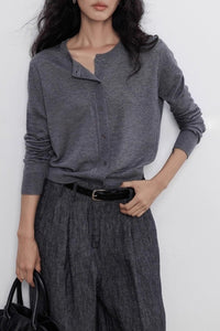 Damen Langarm Strickjacke mit Rundkragen und durchgehender Knopfleiste in Grau