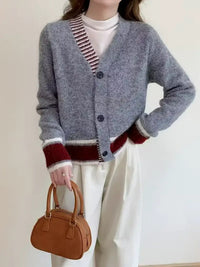 Damen Langarm Strickjacke mit V-Ausschnitt und Drei-Knopf-Leiste in melierter Oberfläche in Grau
