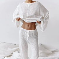 Damen Loungewear-Set mit langärmligem Oberteil Rundhalsausschnitt und weiter Hose in Weiß