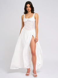 Damen Maxi Kleid mit breiten Trägern gerafftem Mieder und hohem Beinschlitz in Weiß