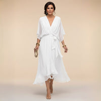 Damen-Midikleid mit V-Ausschnitt und Bindegürtel in Weiß