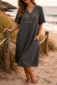 Damen-Midikleid mit V-Ausschnitt und Seitentaschen in Schwarz