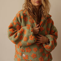 Emilia | Damen Oversized Floral Sherpa Fleece Pullover Sweater in Orange