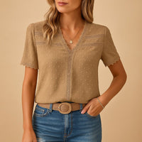 Amelie | Damen Spitzenbesatz Swiss-Dot V-Ausschnitt Bluse in Khaki