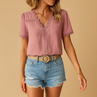 Amelie | Damen Spitzenbesatz Swiss-Dot V-Ausschnitt Bluse in Rosa
