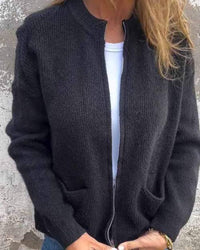 Clara | Damen Strick-Cardigan mit Reißverschluss lockere Passform Fronttaschen in Schwarz