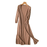 Damen-Strickjacke in langer Form mit offener Vorderseite und Seitenschlitzen in Braun
