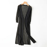 Damen-Strickjacke in langer Form mit offener Vorderseite und Seitenschlitzen in Schwarz