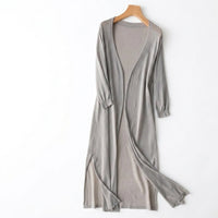 Damen-Strickjacke in langer Form mit offener Vorderseite und Seitenschlitzen in Grau