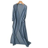 Damen-Strickjacke in langer Form mit offener Vorderseite und Seitenschlitzen in Blau