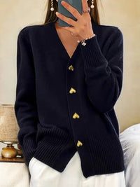 Leonie | Damen V-Ausschnitt Strick-Cardigan mit Herzknöpfen Relaxed Fit in Schwarz