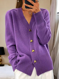 Leonie | Damen V-Ausschnitt Strick-Cardigan mit Herzknöpfen Relaxed Fit in Violett