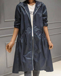 Charlotte | Damen Wasserabweisender Langer Kapuzen-Trenchcoat aus Polyester in Marineblau