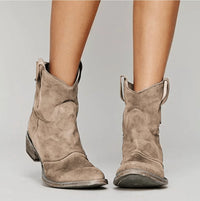 Charlotte | Damen Western Ankle Boots Wildleder Kniehohe Stiefel Flacher Absatz in Braun