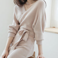 Damen Wickelstrickkleid mit V-Ausschnitt und Bindegürtel in Beige