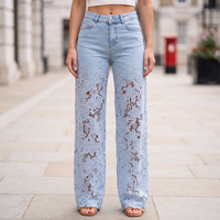 Damenjeans mit weitem Bein und Spitzenbesatz in Hellblau
