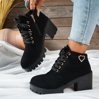 Darcy | Damen Schnür-Stiefelette mit Blockabsatz und goldener Herzschnalle in Schwarz