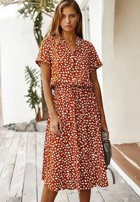 Elizabeth - Damen Midi Hemdkleid mit Tierdruck und kurzen Ärmeln in Orange Rot