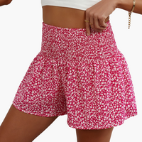 Kurze Damenhose mit hoher Taille und Rüschen, lässiger Blumenstil für den Sommer in Knallpink