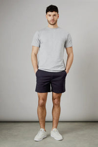 Kurze Hose mit praktischen Taschen und Knopfverschluss für Herren | Ideal für die Sommersaison in Marineblau