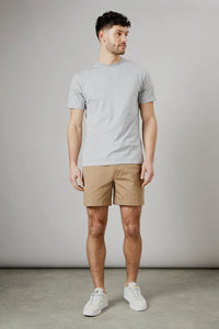 Kurze Hose mit praktischen Taschen und Knopfverschluss für Herren | Ideal für die Sommersaison in Stein