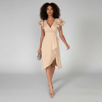 Clara | Elegantes Mother-of-the-Bride-Kleid mit Rüschenärmeln Wickelschnitt in Champagner-Beige