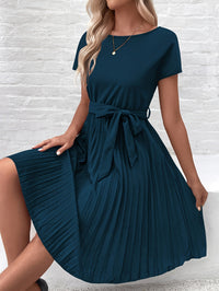 Elise | Plissiertes Kurzarm-Midikleid mit Bindegürtel in Pfauenblau