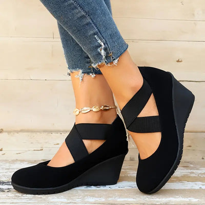 Manimo | Schwarze lässige Keilschuhe mit elastischem Riemen