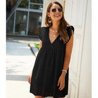 Karen – Sommerkleid mit V-Ausschnitt aus Baumwolle und kurzem Rock in einheitlicher Farbe in Schwarz